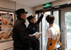 <strong>向商户普及反诈知</strong>